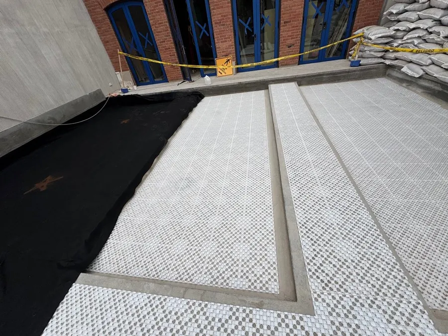 Vista de celdas PlastiDren instaladas en paños de techo verde Casa N