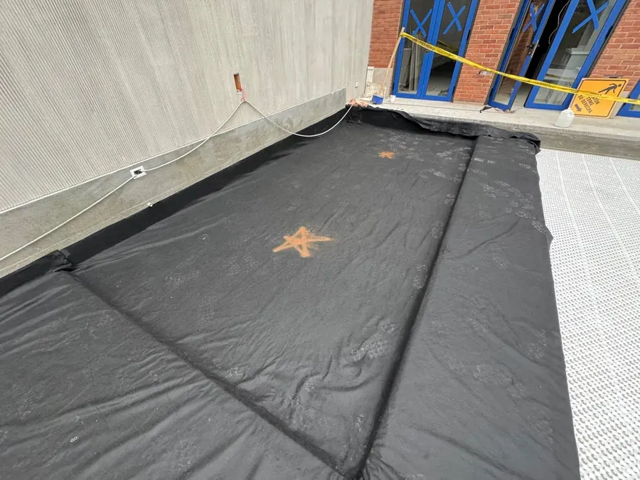 Geotextil con marcación de posición de sumideros en proyecto Casa N