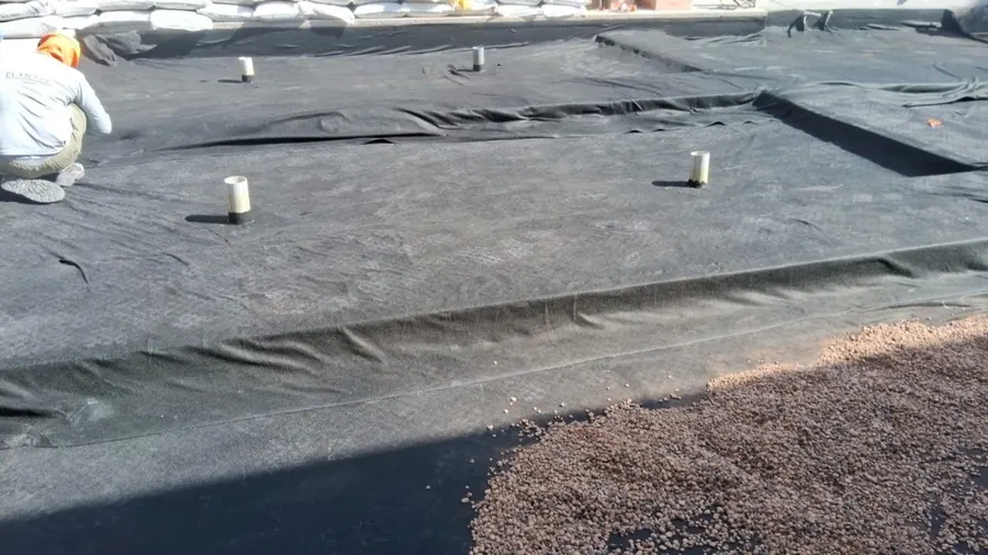 Casa N con geotextil y material granular durante avance de instalación de techo verde