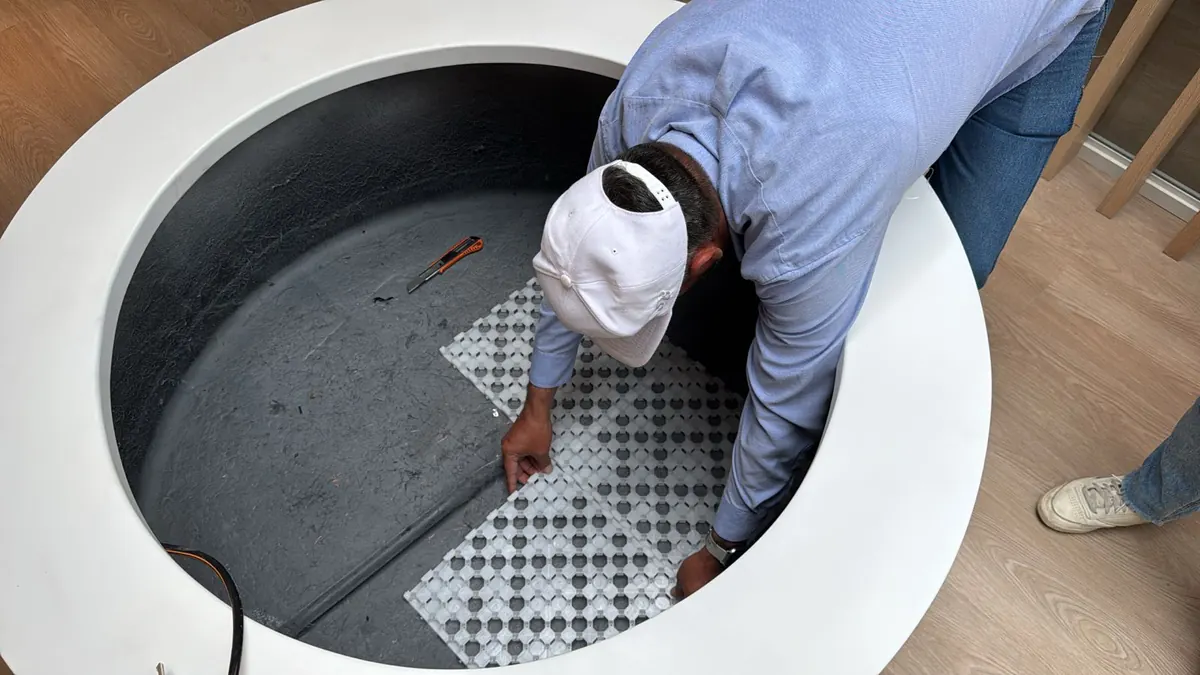 Instalación real de PlastiDren en jardinera circular impermeabilizada