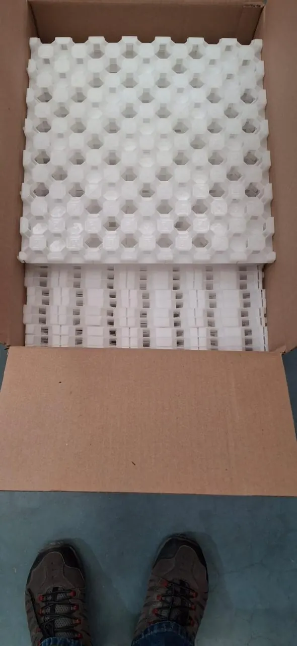 Módulos blancos PlastiDren en caja, mostrando la geometría real del producto
